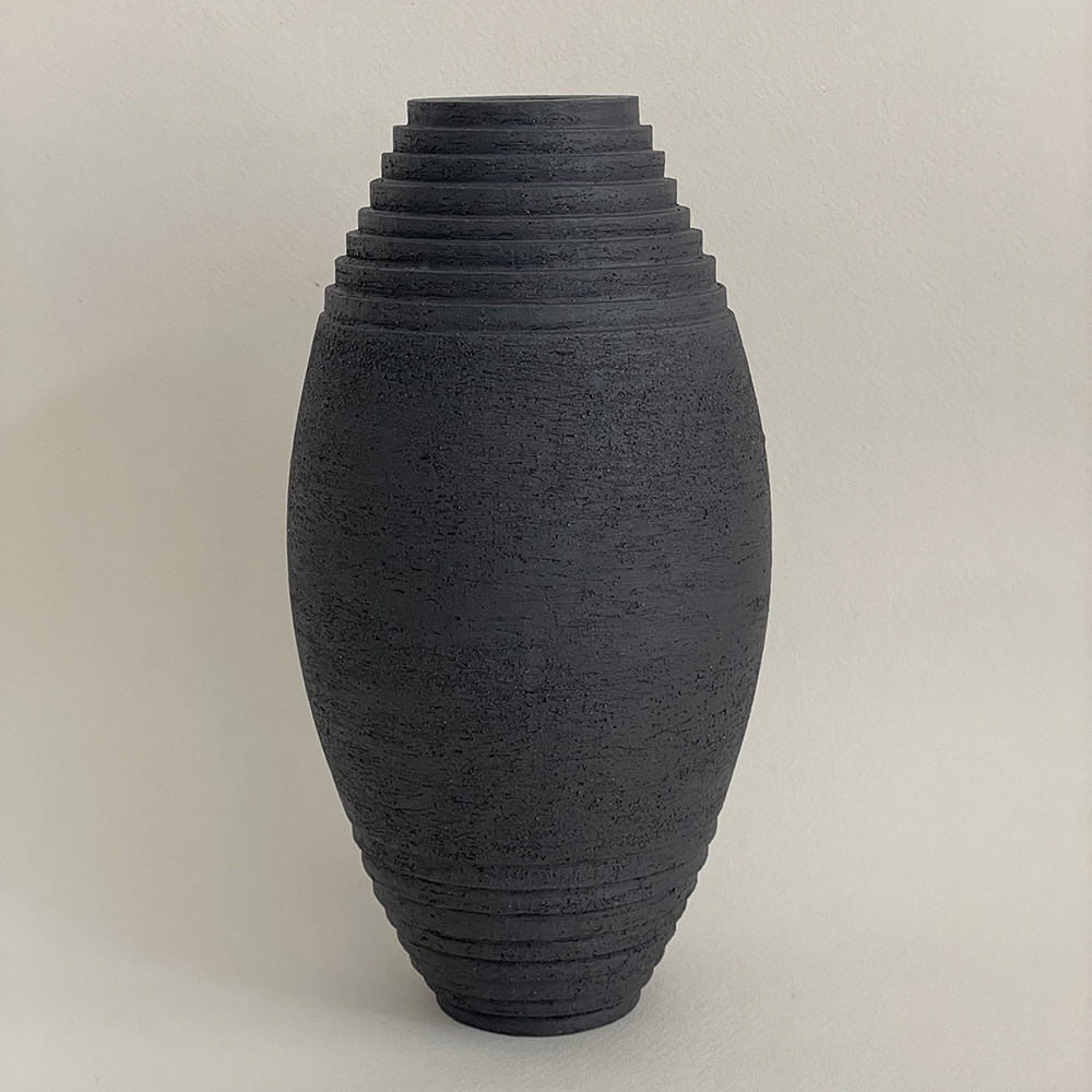Grand vase Antipodes en grès noir chamotté – Laure Pollet