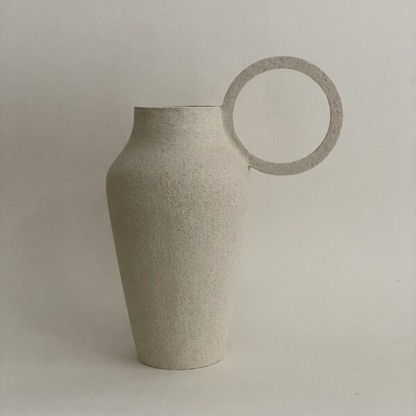 Vase Anfora en grès blanc chamotté à anse ronde – Laure Pollet