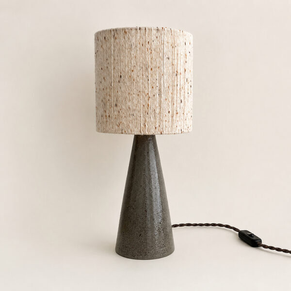 Lampe à poser Minuit en grès émaillé et laine – Laure Pollet