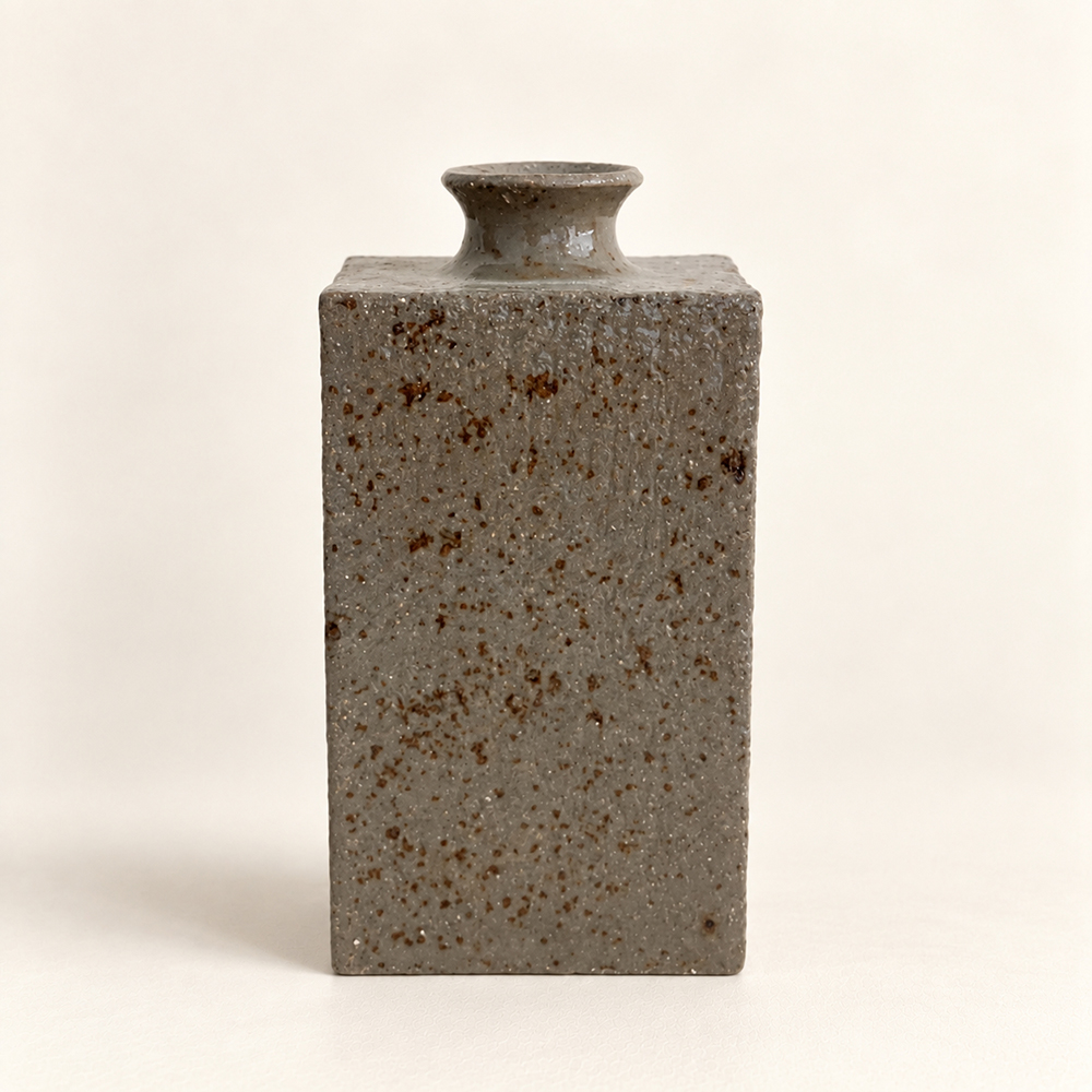 Petit vase Monolithe I en grès gris moucheté – Laure Pollet