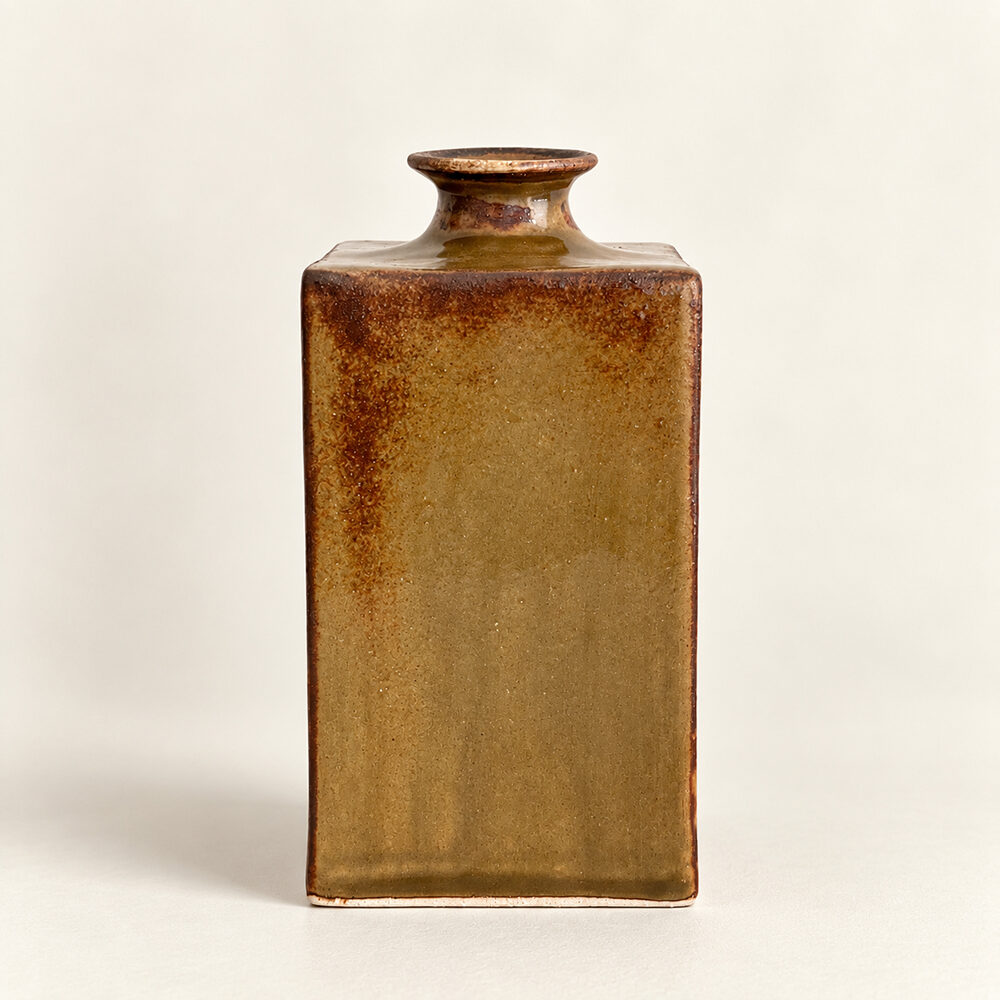 Petit vase Monolithe I en grès émaillé ambre – Laure Pollet